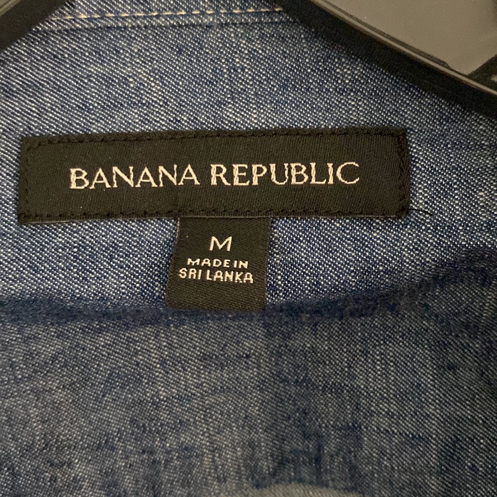 ⭐️host pick⭐️ Like new Banana Republic Chambray Button Down - Picture 2 of 4